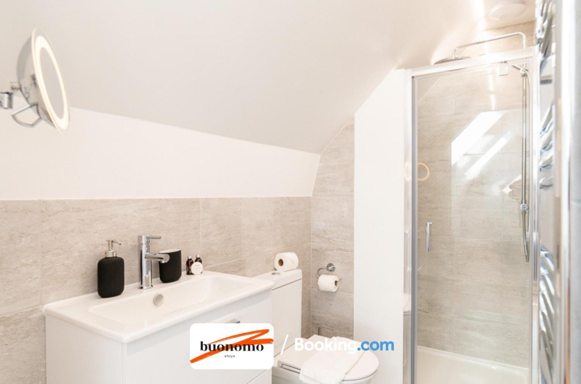 Two Bedroom Apartment At Buonomo Stays Short Lets & Serviced Accommodation Londra Esterno foto