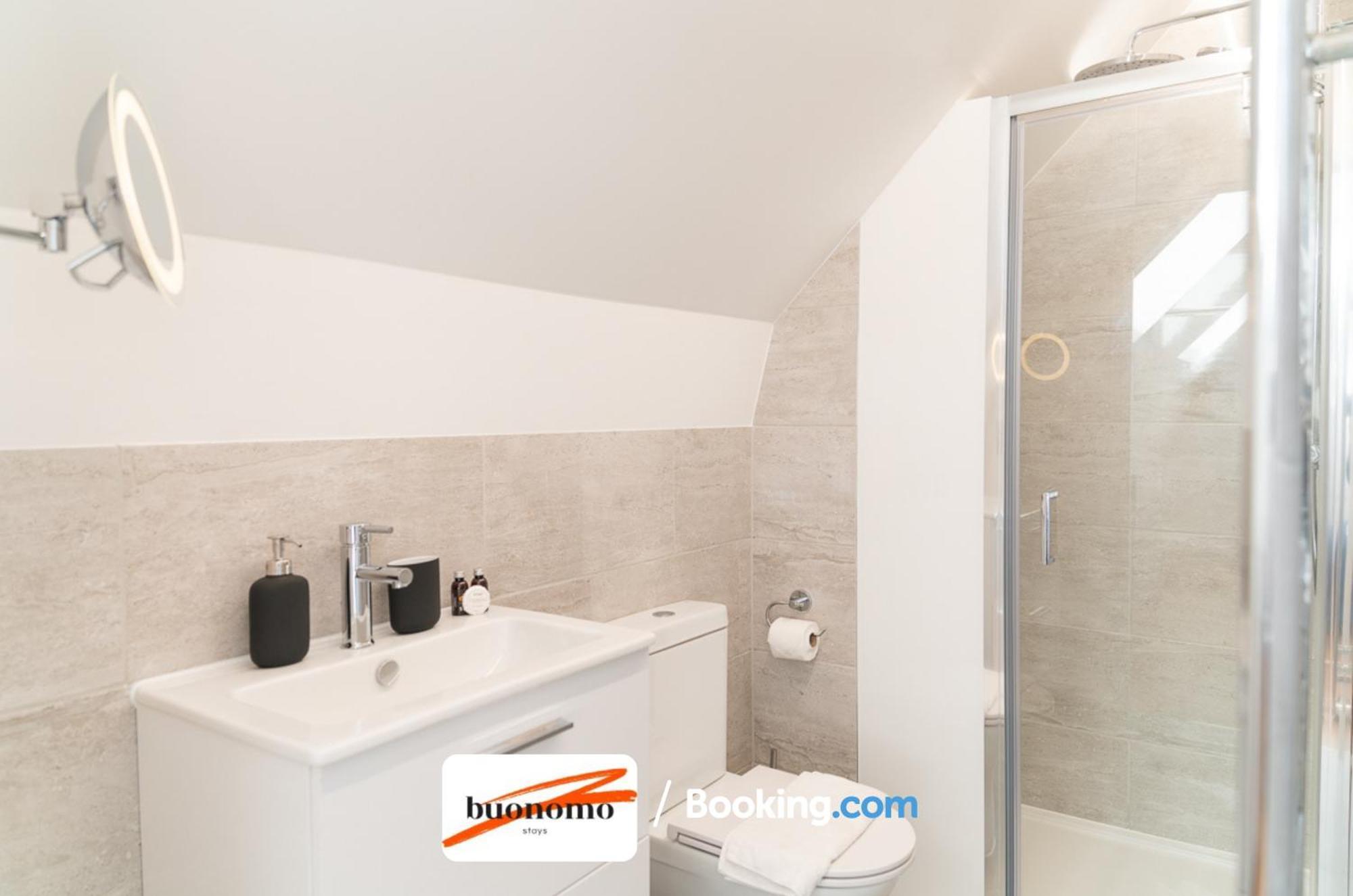 Two Bedroom Apartment At Buonomo Stays Short Lets & Serviced Accommodation Londra Esterno foto